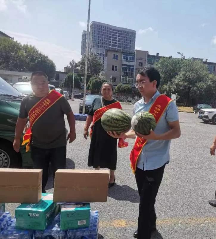 庆“八一”拥军拥警送清凉（慰问奋战在“百日行动”的一线通警察