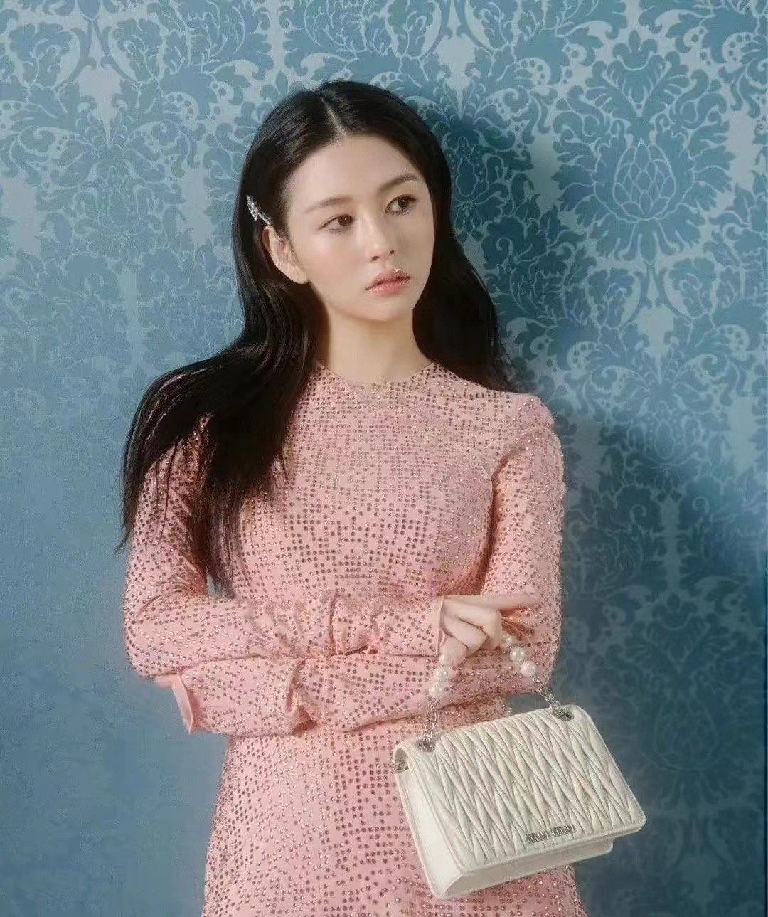 邱淑贞17岁二女儿穿露脐装,邱淑贞早年穿搭