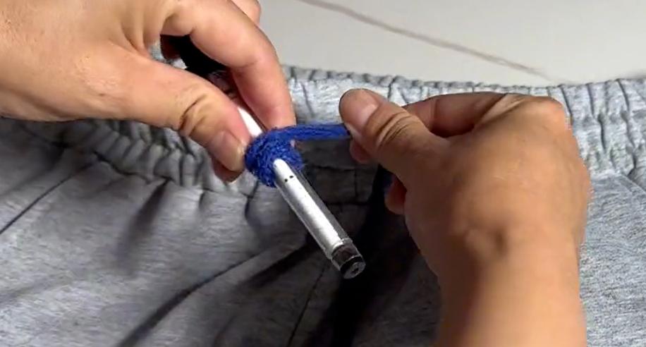 休闲裤上的绳子怎么穿,休闲裤的绳子该系还是不系