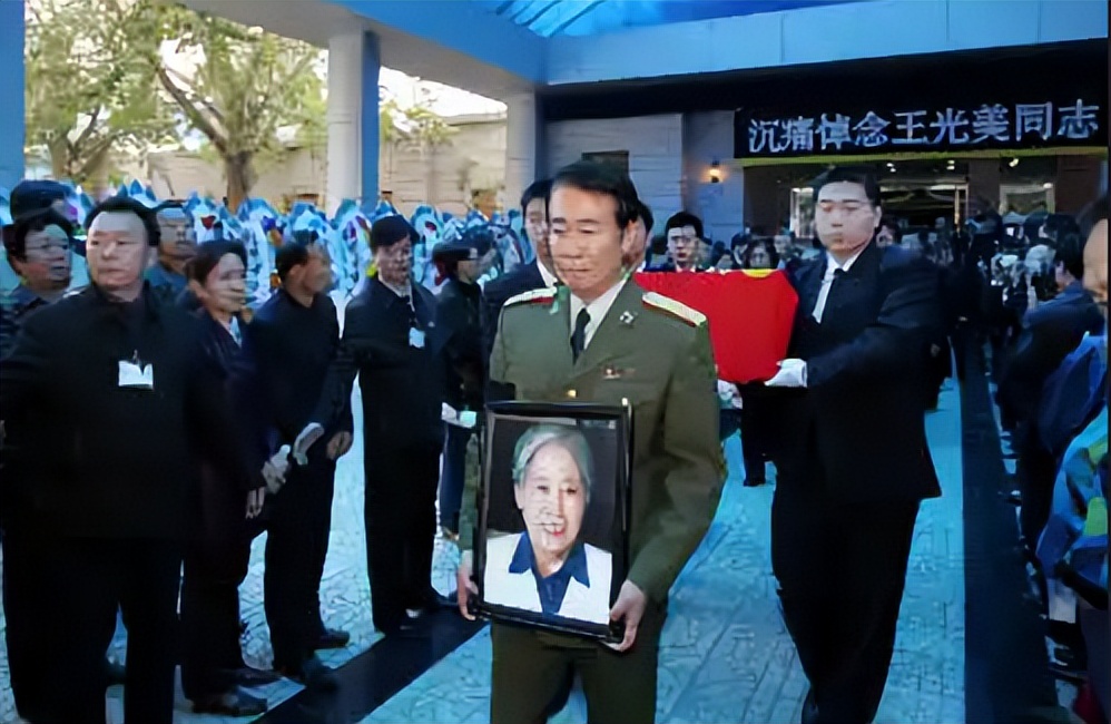 2004年毛刘两家聚会，刘源拉着李讷儿子问：像不像毛伯伯那张照片