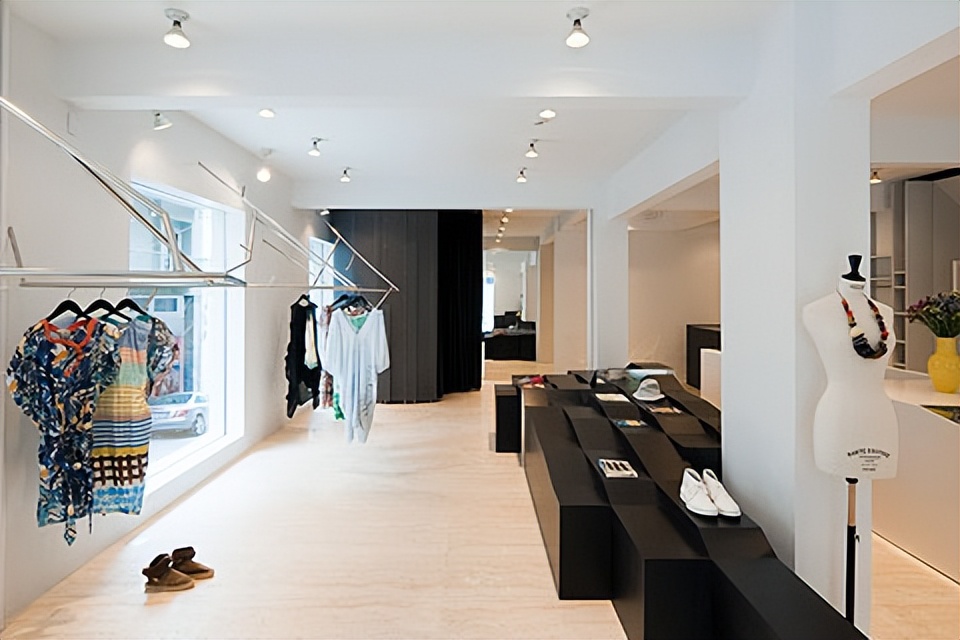 服装店整体店铺色彩排列,服装店装修什么颜色看起来空间大