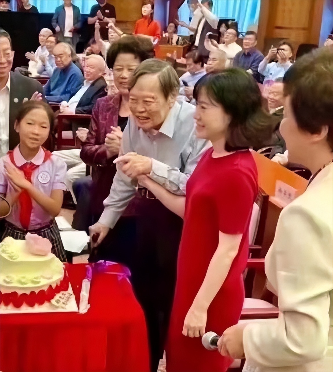 翁帆说出当年嫁82岁杨振宁的原因,翁帆28岁前是做什么的