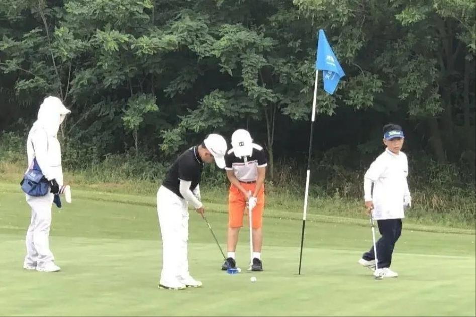 北京中小学生高尔夫球比赛惹争议,网友:“土包子”,真别酸!