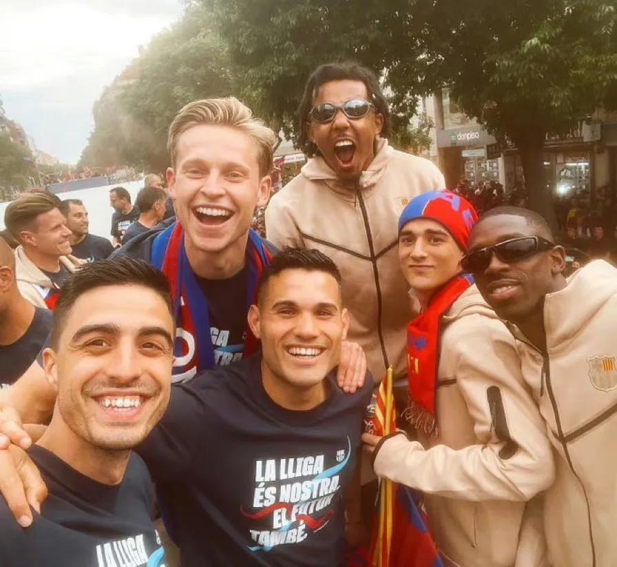 万人空巷夺冠,巴萨梅西内马尔跨栏杆出去庆祝