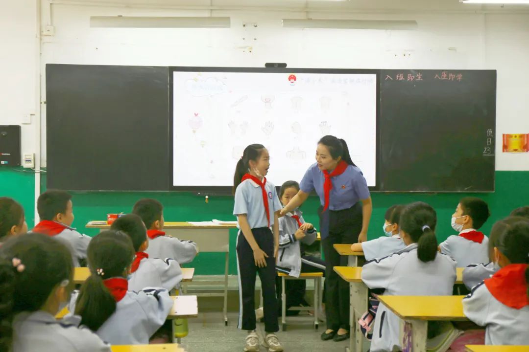 让法治在每个青少年心中生根发芽,让爱的种子在心中生根发芽