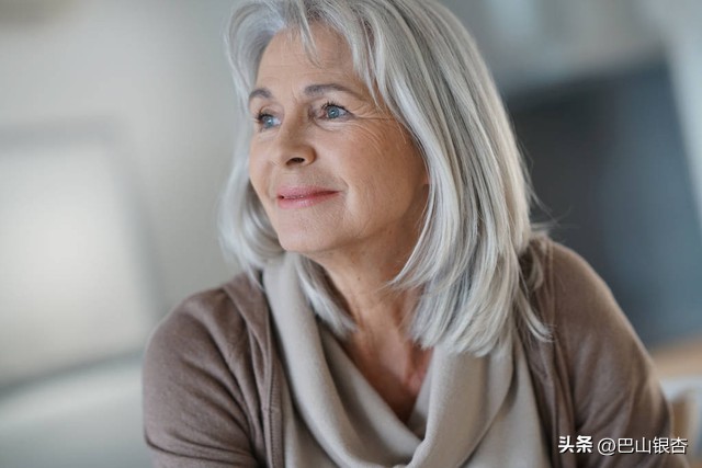 准婆婆给10万叫我别嫁她渣儿子，我不听，22年后我比婆婆母亲还老