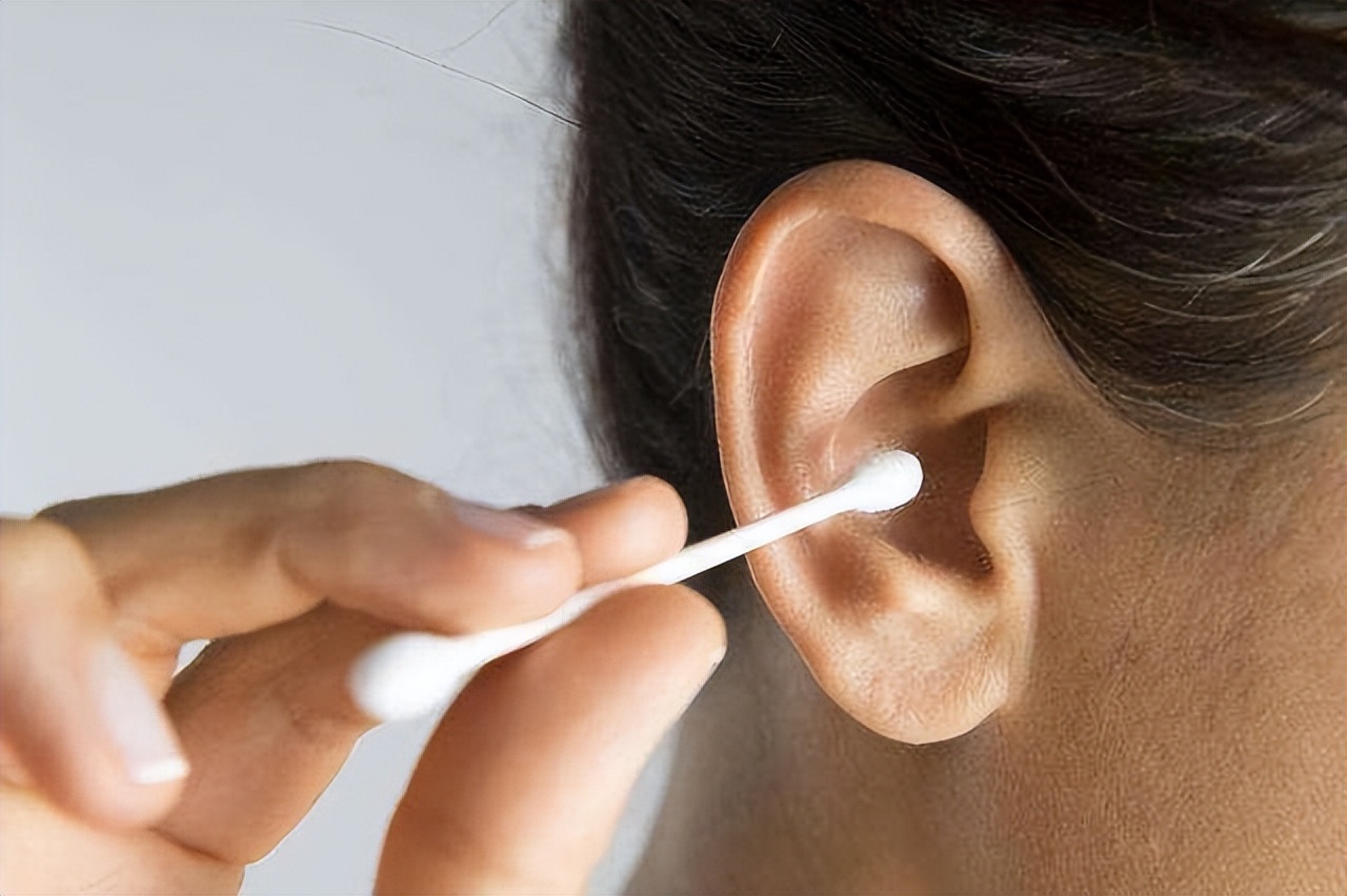 耳朵里面发痒怎么回事怎么去治疗,耳朵里面有黄色分泌物有臭味发痒