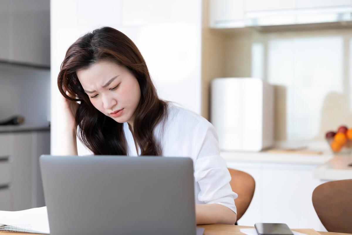 嘴唇皮肤发白是白癜风吗,皮肤褪色怎么回事