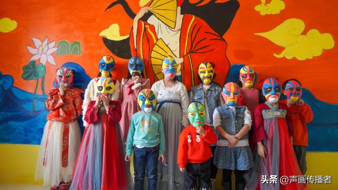 【网络中国节·春节】绘京剧脸谱品文化年味