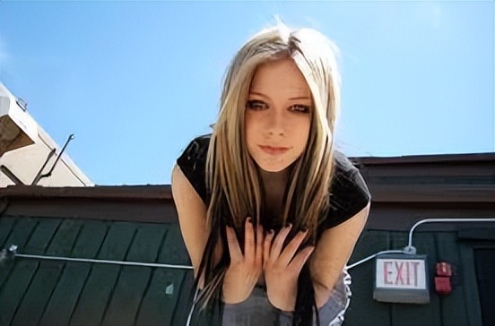 艾薇儿·拉维尼：拥有独特的音乐风格，带有摇滚的不羁张扬