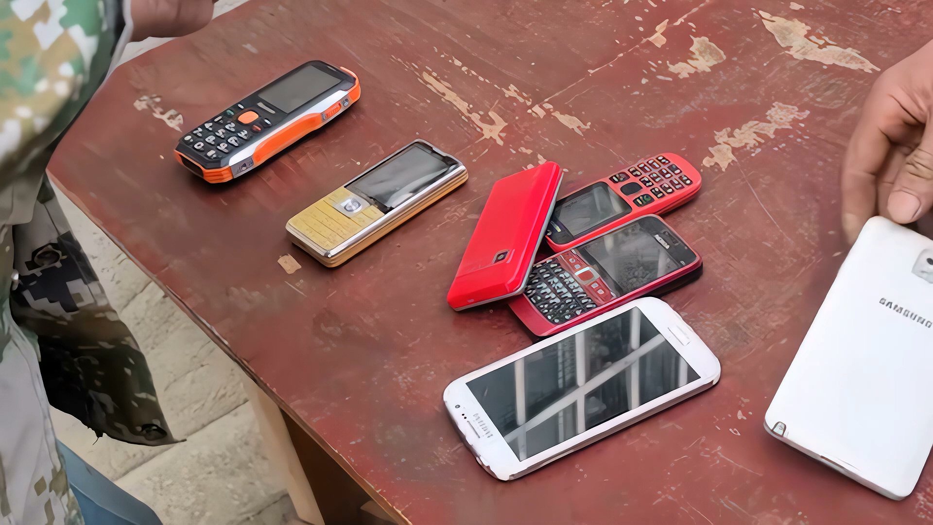 回收“旧手机”套路深，看完背后产业链，你还会拿旧手机换盆吗？