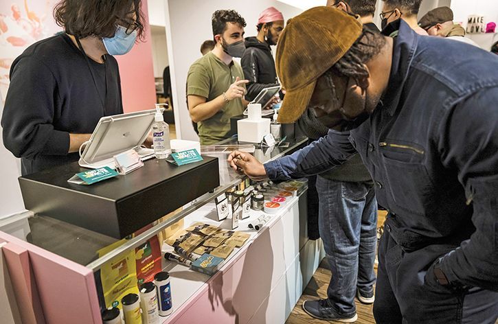 纽约州首家*麻大**店东村开业千人排队入场