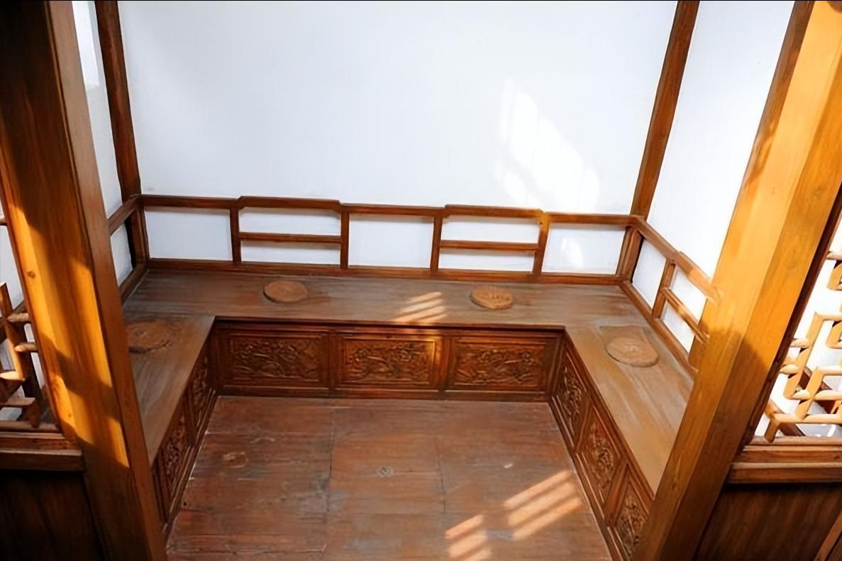 才子给厕所写了一幅对联，上联“甘解衣带终不悔”，下联拍案叫绝