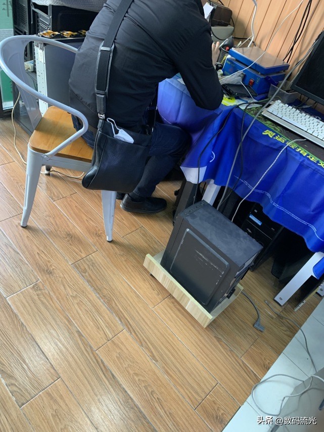 快来看,现在竟然还有人买这种配置的电脑,等着电脑店跑断腿吧!