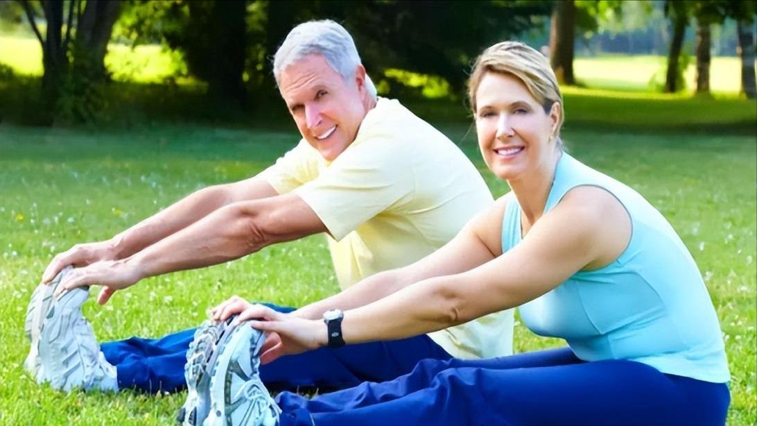 20岁每天压腿拉筋有啥好处,年纪大了老是会拉筋是怎么回事