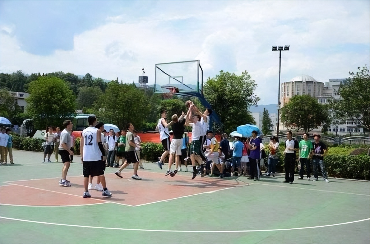 学校封校，大学男生“扛球门”健身，网友：成功获得优先择偶权