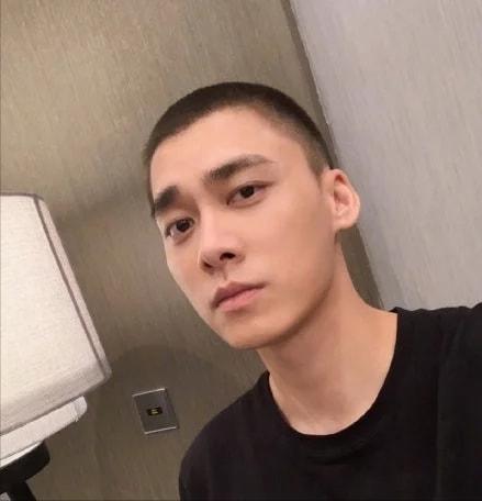 适合发量少年纪大的男人的发型,45岁男理什么发型好看