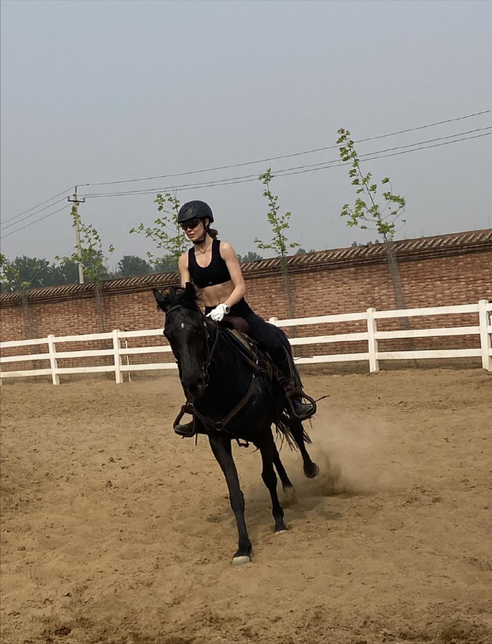 谷爱凌运动写真照片,谷爱凌晒骑马照