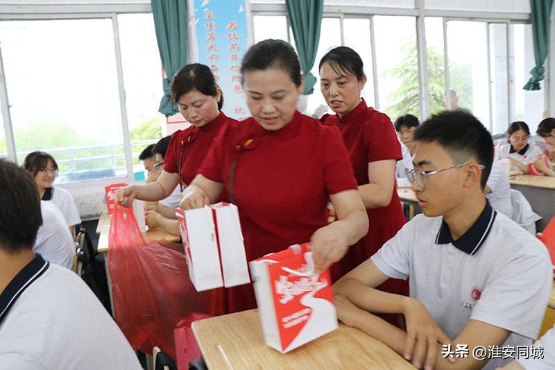 淮安中学开展为2023届高三学生“送礼品送祝福”活动