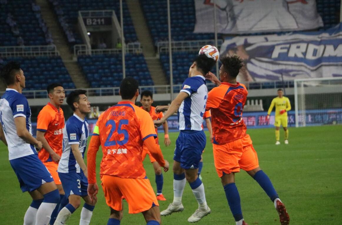 直击津鲁战“混乱”收场，贾德松被裁判追着出红牌，一人又引冲突