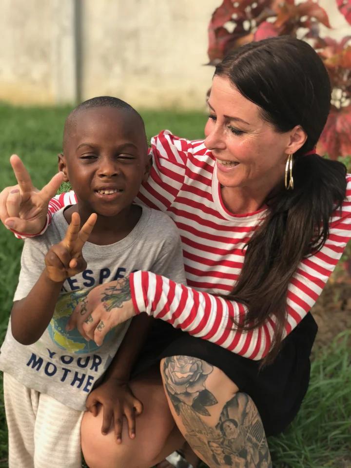 2016年，那个被白人美女喂水喝的非洲男孩，6年后的他怎么样了？