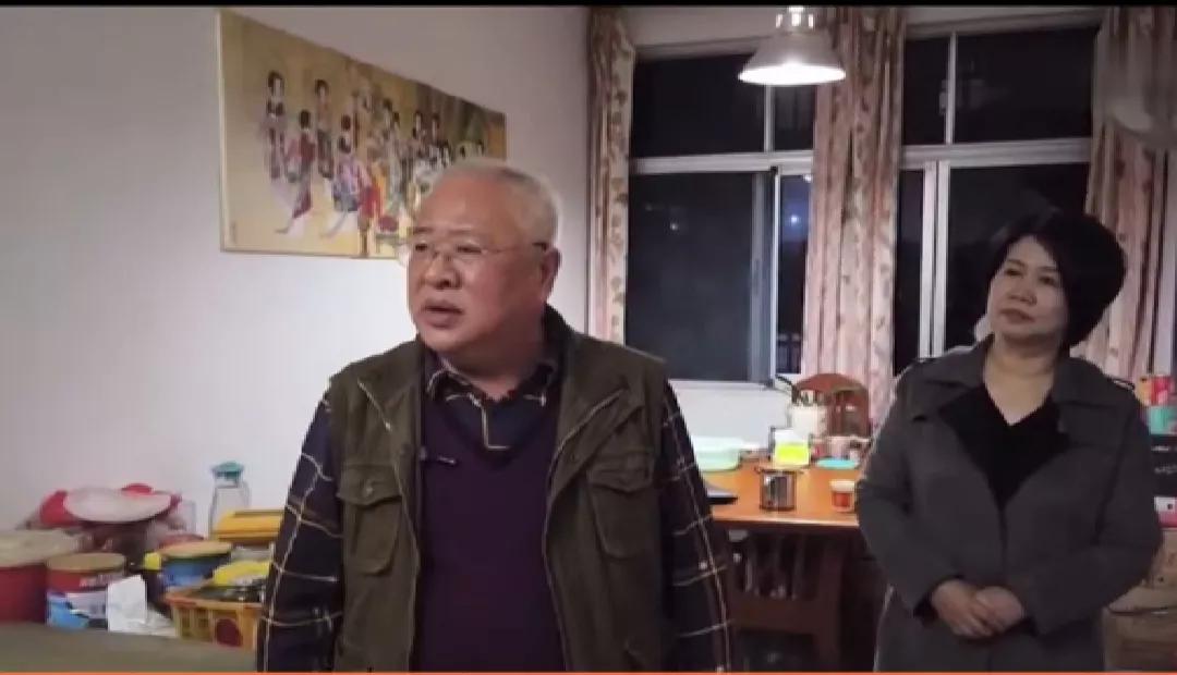 年轻时暴打妻女三十年，如今老了一身病逼着妻女赡养自己