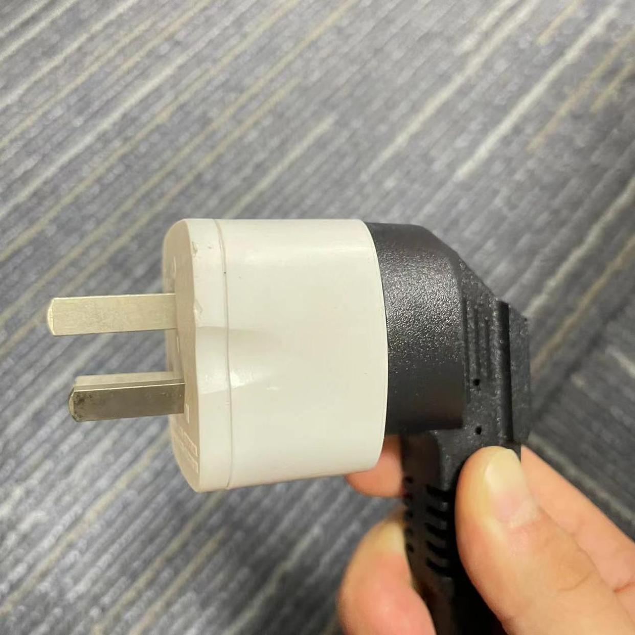 哪吒S不用充电桩，家用便携式充电器怎么选？