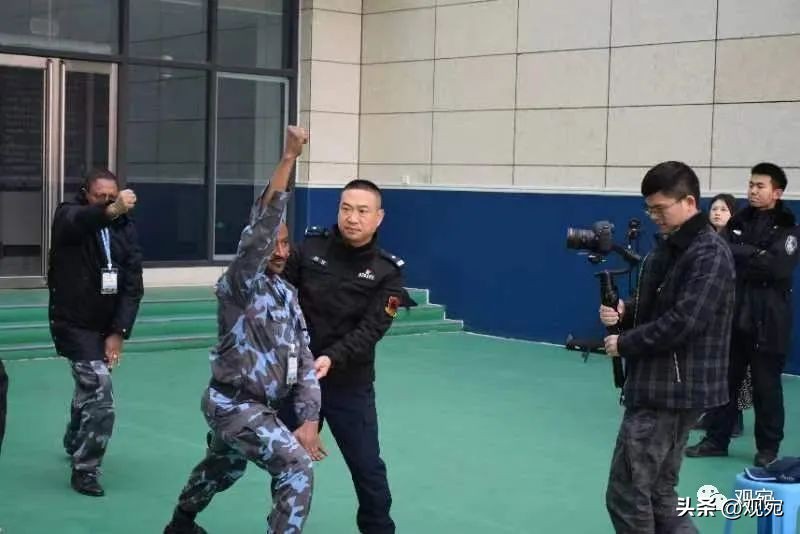 马路上行走的路人突然盯着自己看,走在路上时路人的眼光