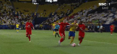 傅明争议判罚引c罗不满,C罗半场结束时怒喷傅明