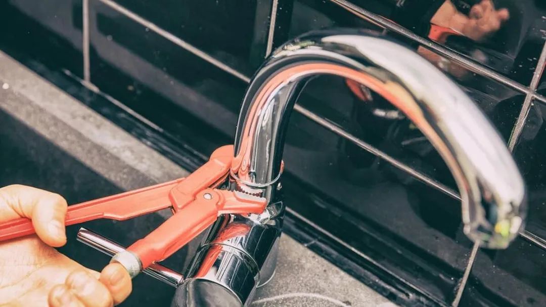 水龙头已经关掉了还在转,水龙头不能关到位否则就滴水