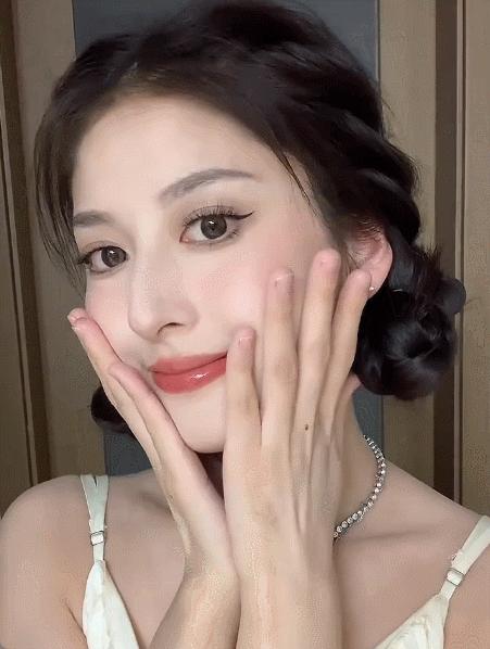 新年流行这4款扎发谁扎谁美,适合直头发的新年扎发