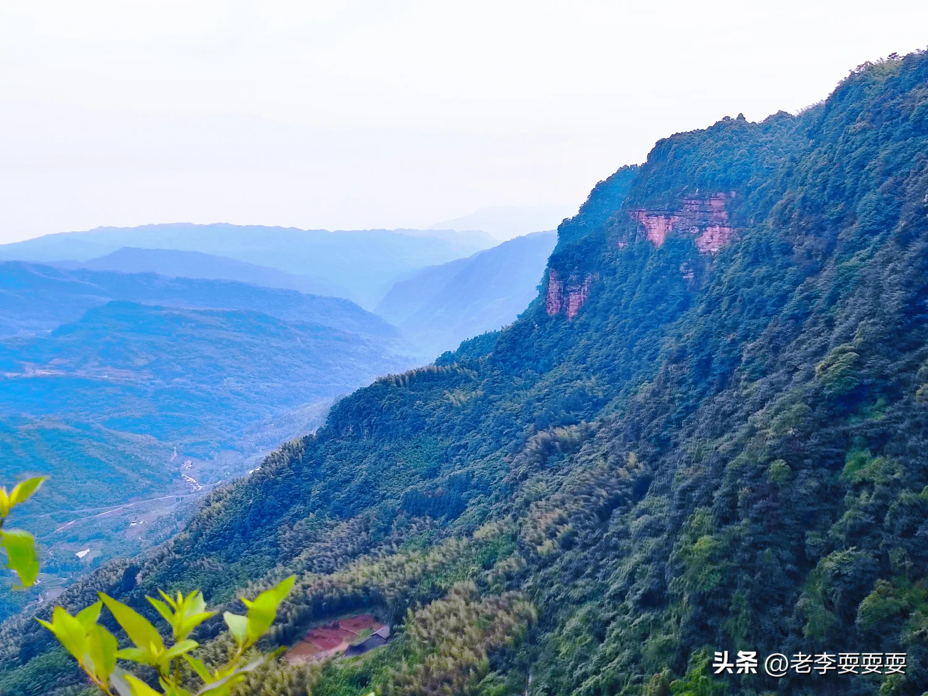 它崖、湖双拥，天然资源国内罕见，是海拔1280米之上的幸福城堡