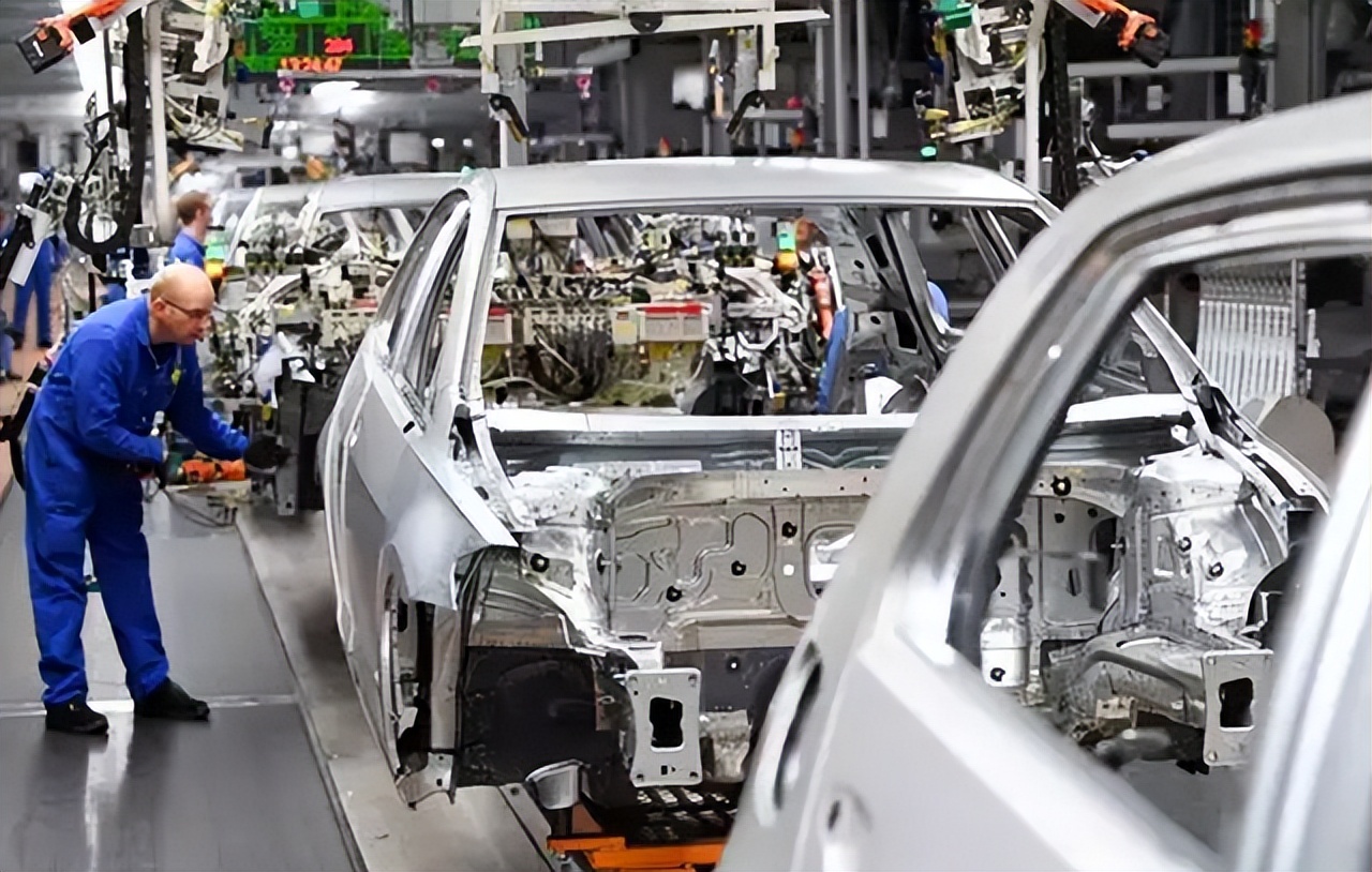 中国先胜一局？德媒：中国绕开燃油机弯道超车，吃亏的不只是德国