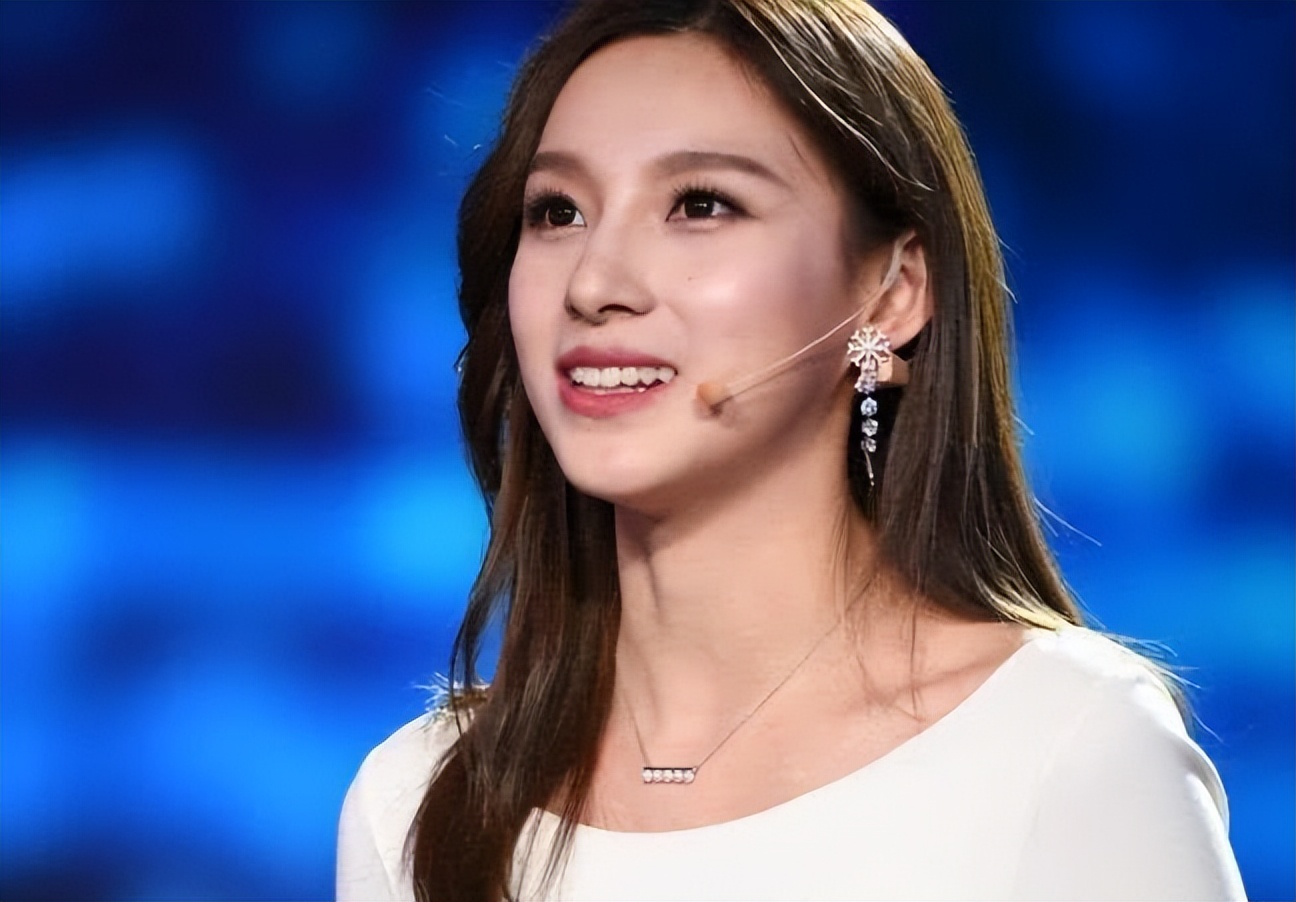 新任电台一姐战胜董卿李红,央视一姐颜值不输董卿李红