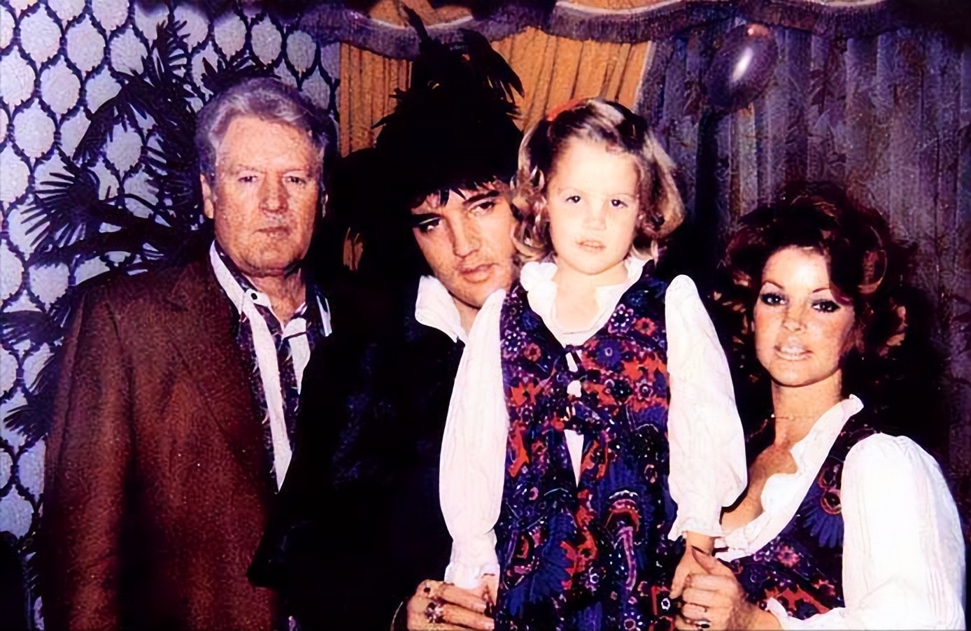 “猫王”独生女：败光上亿家产，四婚四离，晚年落魄儿子自杀