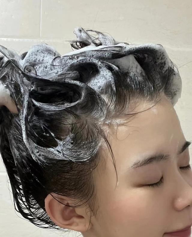 多芬空气丰盈保湿洗发水含硅油吗,多芬洗发水是蓝瓶和紫瓶