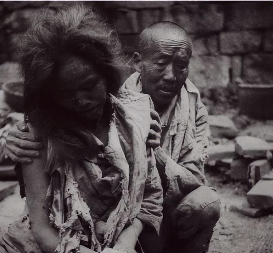 侵华日军*行暴**照片，女子为活命，脱下衣服让日本人拍摄*辱侮**