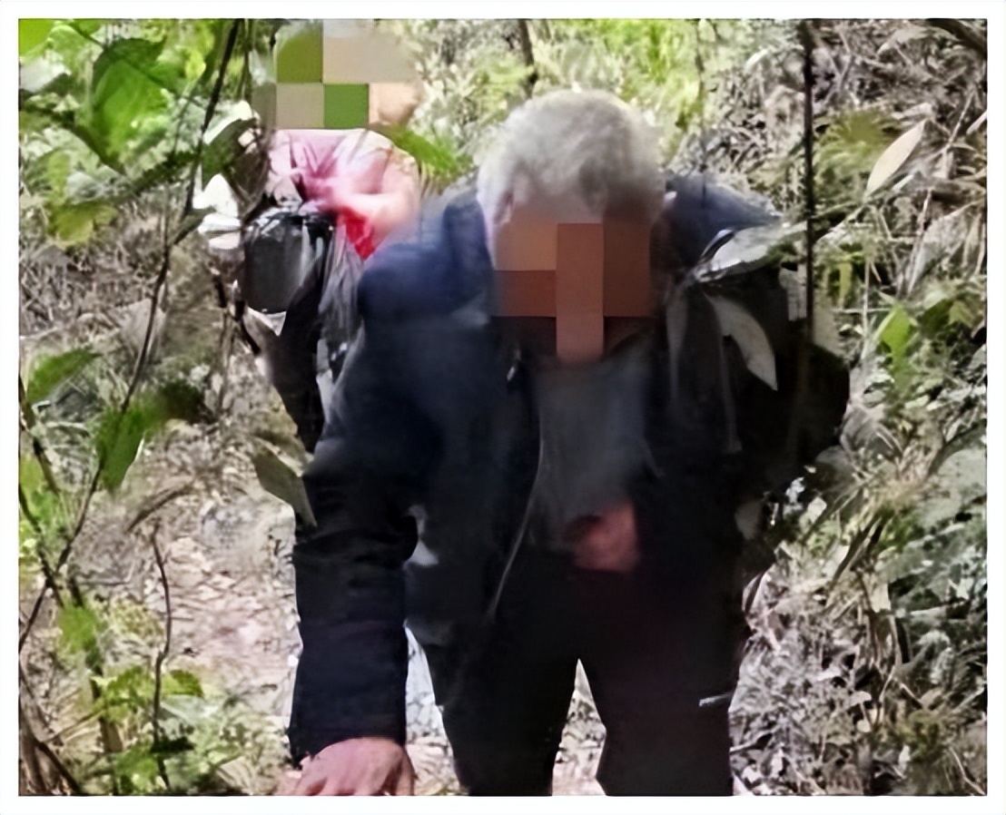 广西两男两女山坡*战野**被多人围观，78岁大爷被捕后：我在锻炼身体
