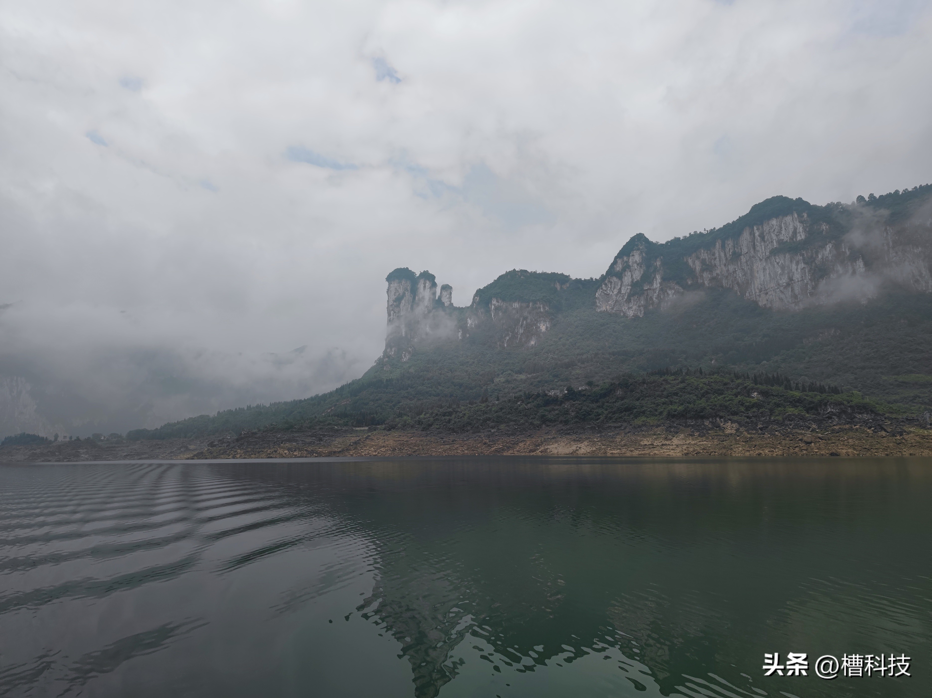 米家拉杆箱体验：旅行中的好伙伴，闲暇时的小桌台