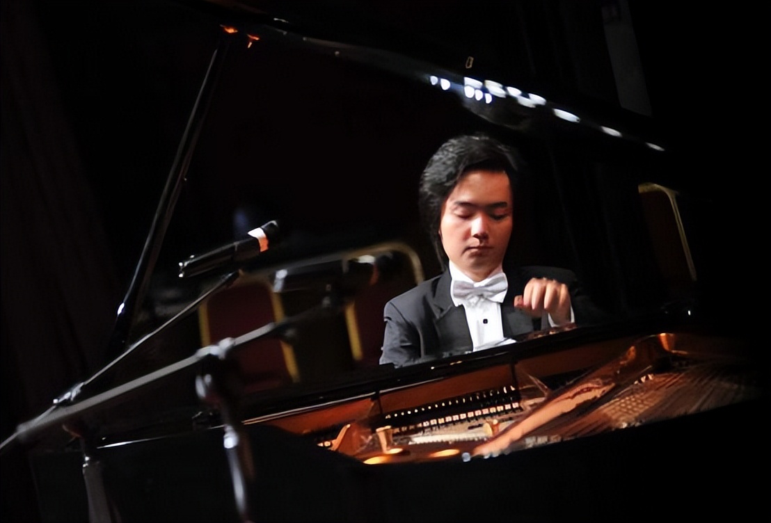 郎朗李云迪沈文裕野蜂飞舞,郎朗李云迪沈文裕眼睛近视吗