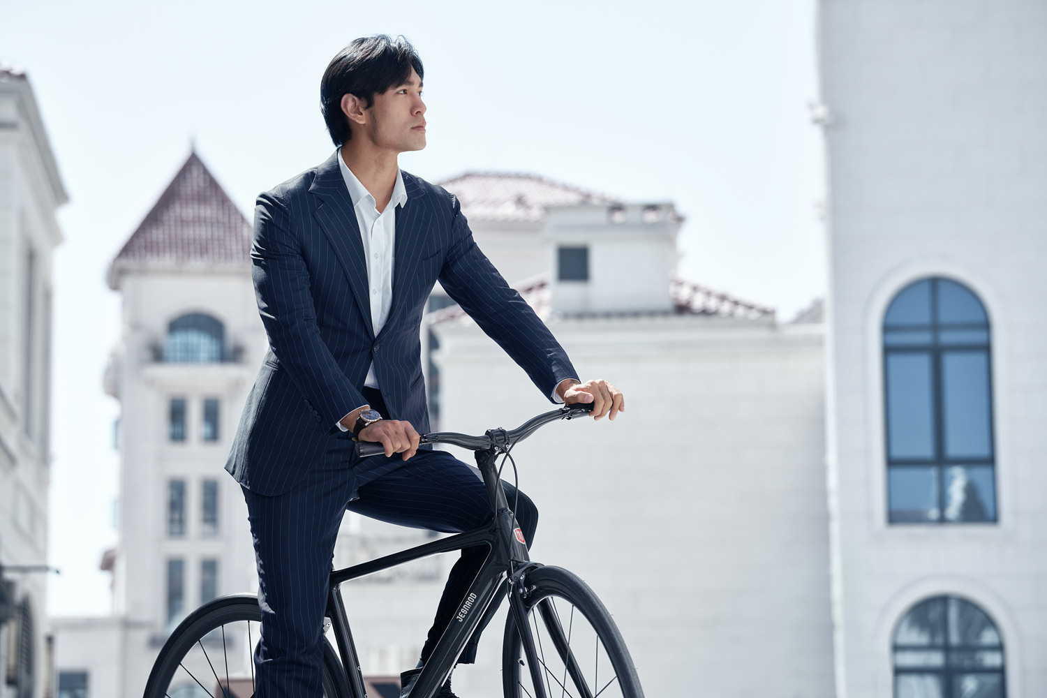 车轮划过优雅轨迹，集鹿都市轻骑自行车，引领畅享高品质生活