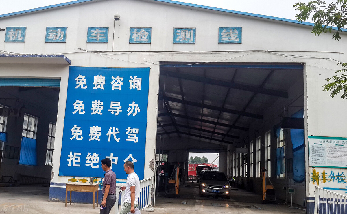 浙江：奥迪车违章47次扣112分还没年检女司机：不清楚