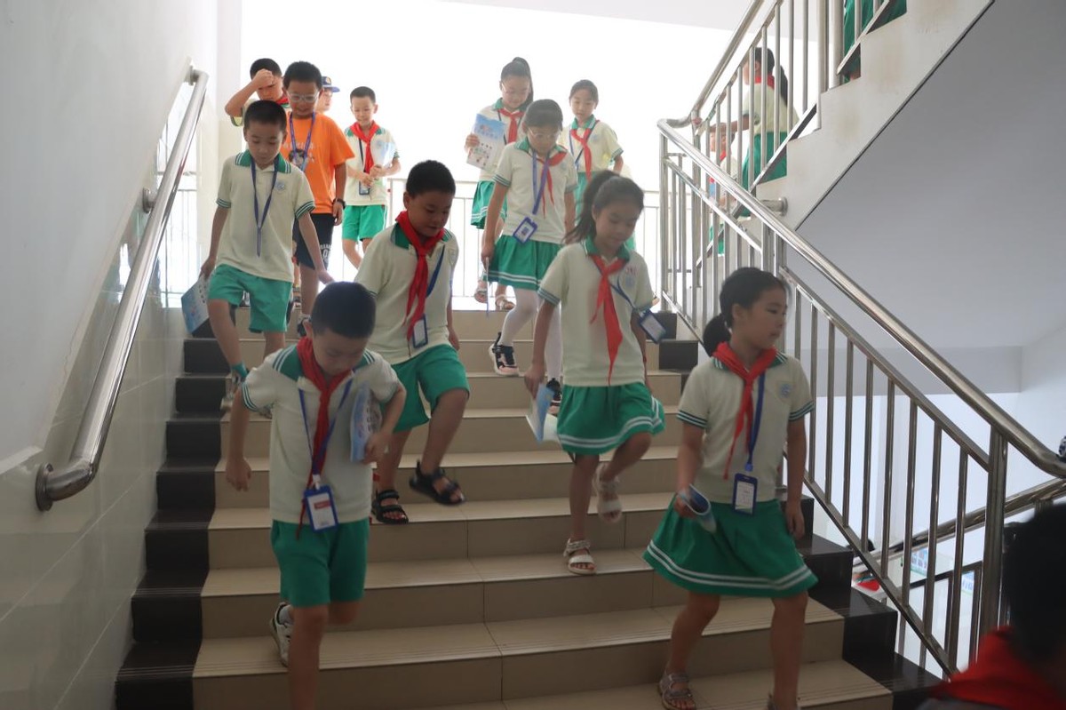 荆州电视台开学第一课直播,开学第一天教师互动