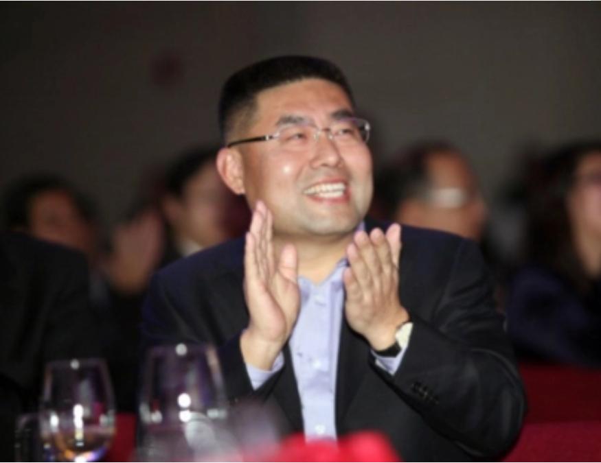 欠债2600亿，当街痛哭！给员工送宝马的河北首富，如今彻底怂了