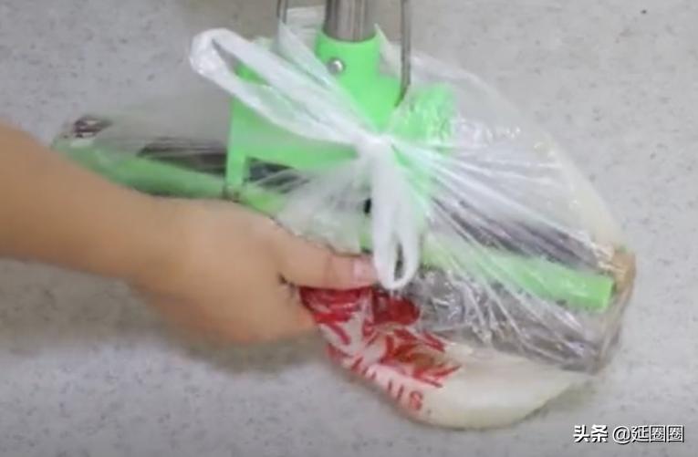 清洗又脏又硬的海绵拖把,海绵拖把脏了黑了怎么清洗