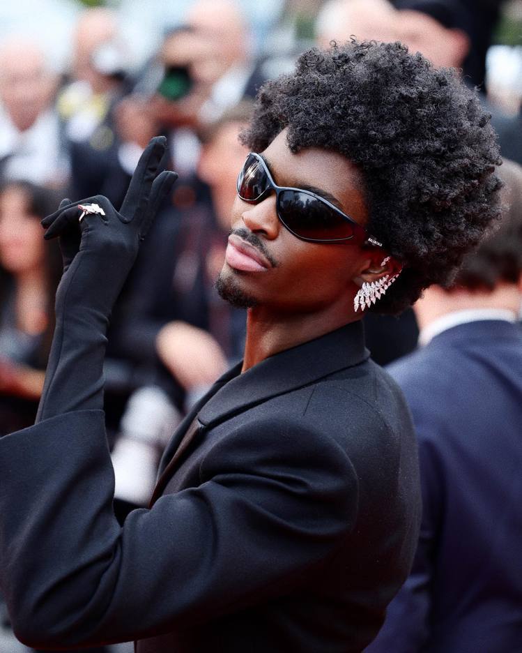 坎城名人爱黑色？钻石、水晶上身气场全开