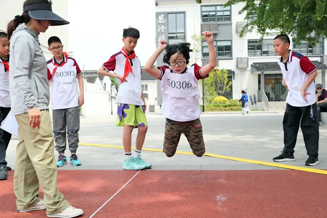 学校开展阳光体育活动的过程,冬季学校开展的体育活动