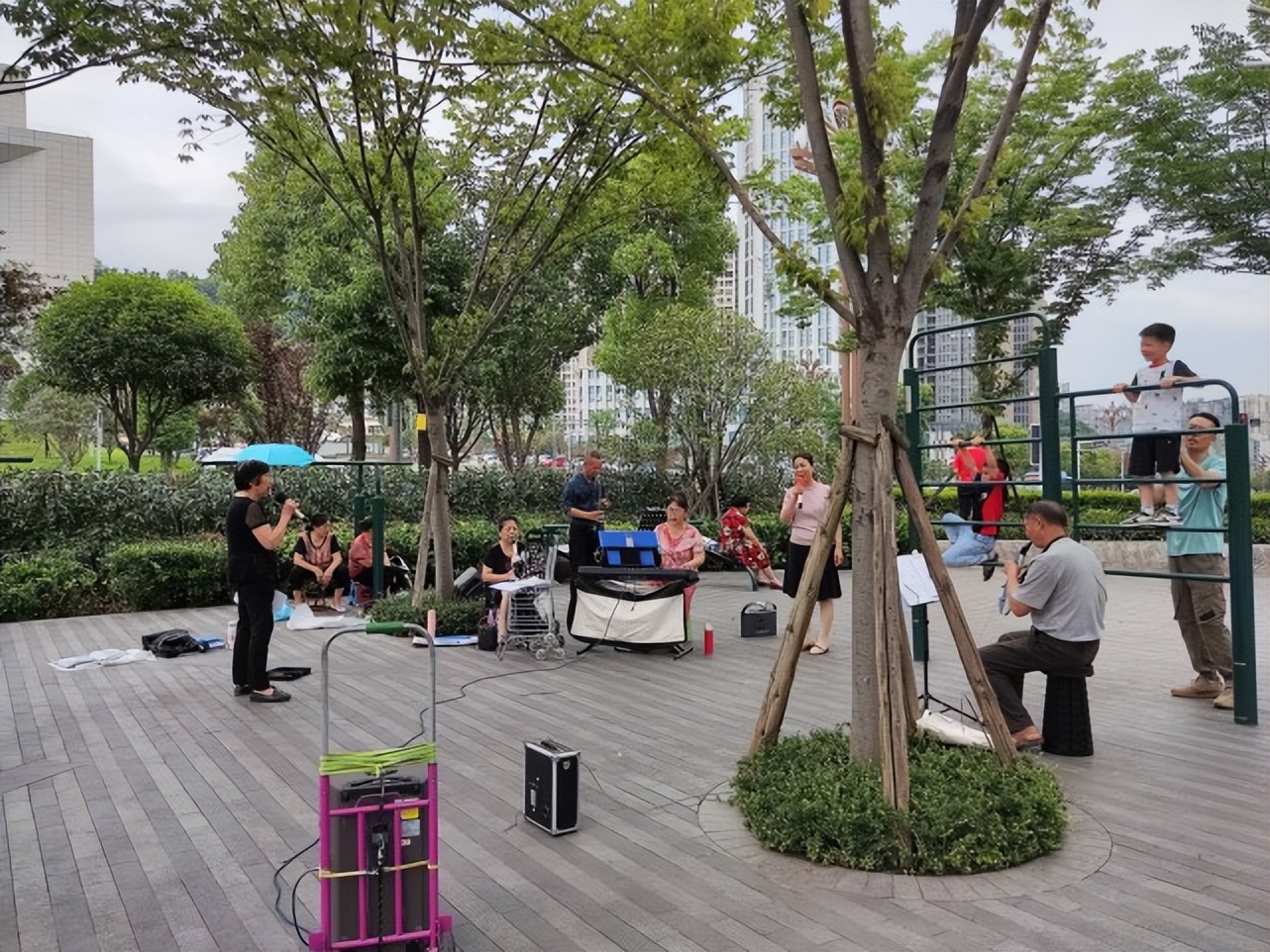 渝北区社区体育公园，麻雀虽小五脏俱全，最精彩的却是老年表演
