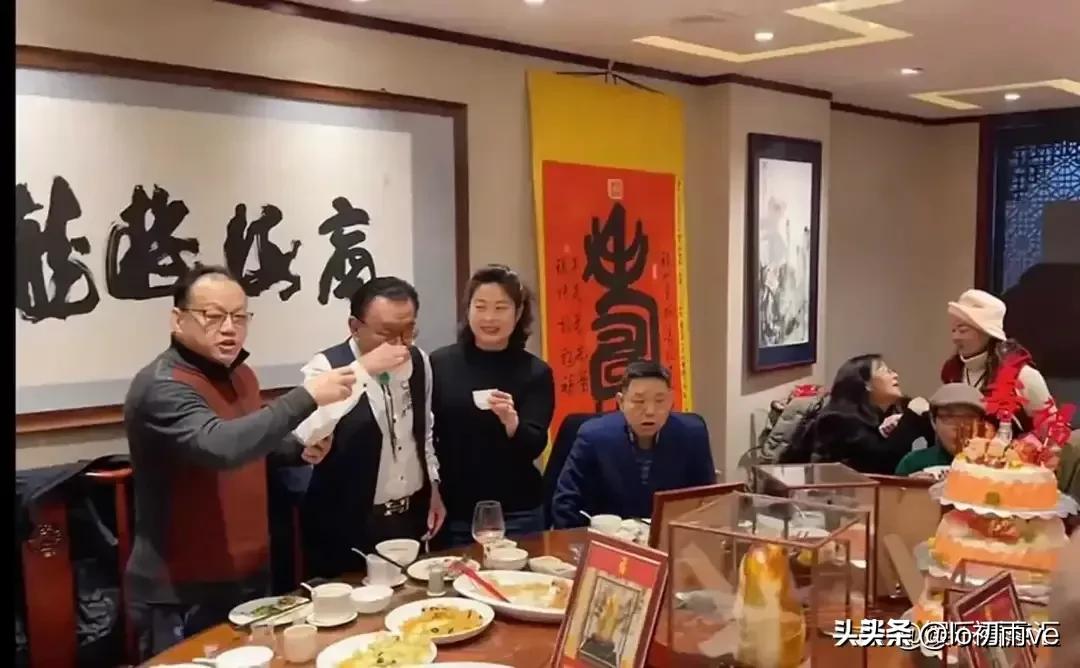 侯耀华补办生日宴会,75岁侯耀华现身饭局