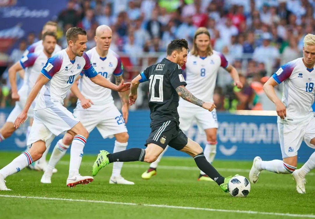 球王加冕梅西的书,球王加冕图片